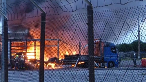 Κάηκαν ολοσχερώς 4 φορτηγά στο λιμάνι της Θεσσαλονίκης