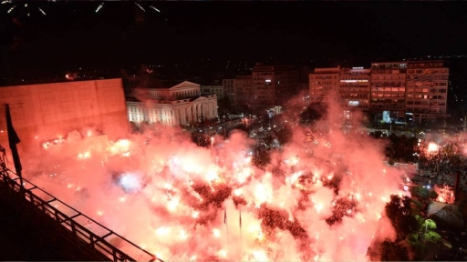 «Φωτιά» στην πλατεία Κοραή στο γκολ του Ολυμπιακού - ΒΙΝΤΕΟ