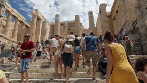 Ο τουρισμός βάζει πλώρη για νέο ρεκόρ με έσοδα 22 δισ. ευρώ