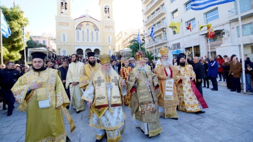 Η πόλη και η Μητρόπολη του Πειραιά τίμησαν τον πολιούχο τους Άγιο Σπυρίδωνα