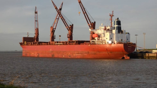 Φορτηγό πλοίο της οικογένειας Μαρτίνου δέχθηκε πυραυλική επίθεση από τους Χούθι