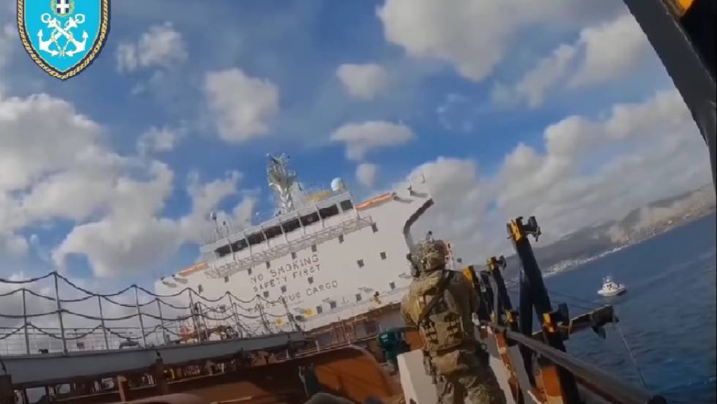 Καρέ – καρέ η νηοψία στο δεξαμενόπλοιο στη Χίο – Συνελήφθη ο πλοίαρχος - βίντεο