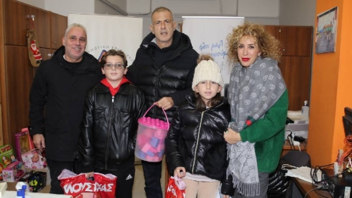 Χριστουγεννιάτικα δώρα για παιδιά συγκέντρωσαν ο Δήμος Πειραιά