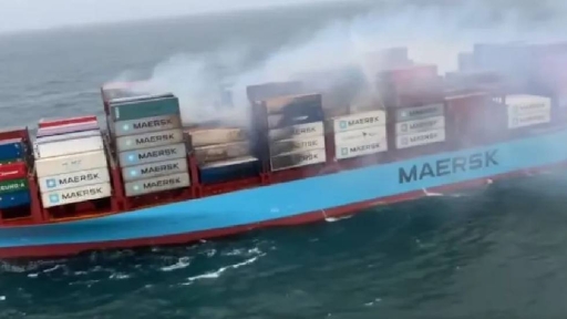 Καίγεται για δέκατη ημέρα το Maersk Frankfurt